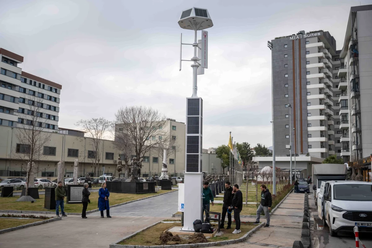 Bornova’ya Türkiye’nin En Kapsamlı Hibrit Enerji Direği Kuruldu