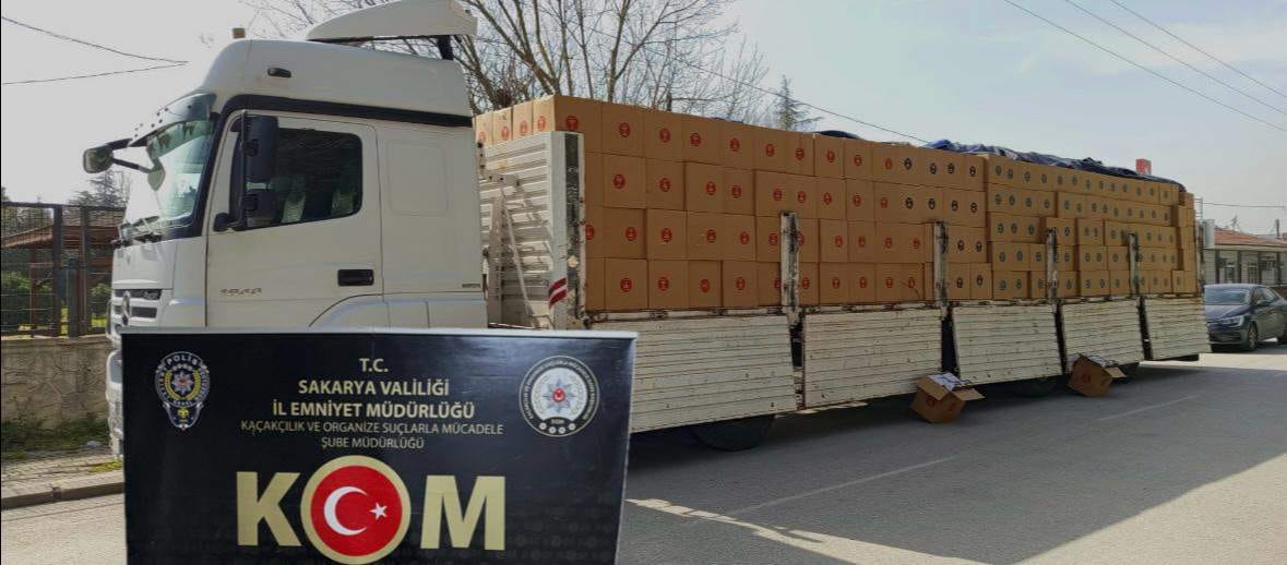 Hendek Tem Otoyolunda 1 TIR  makaron yakaladı