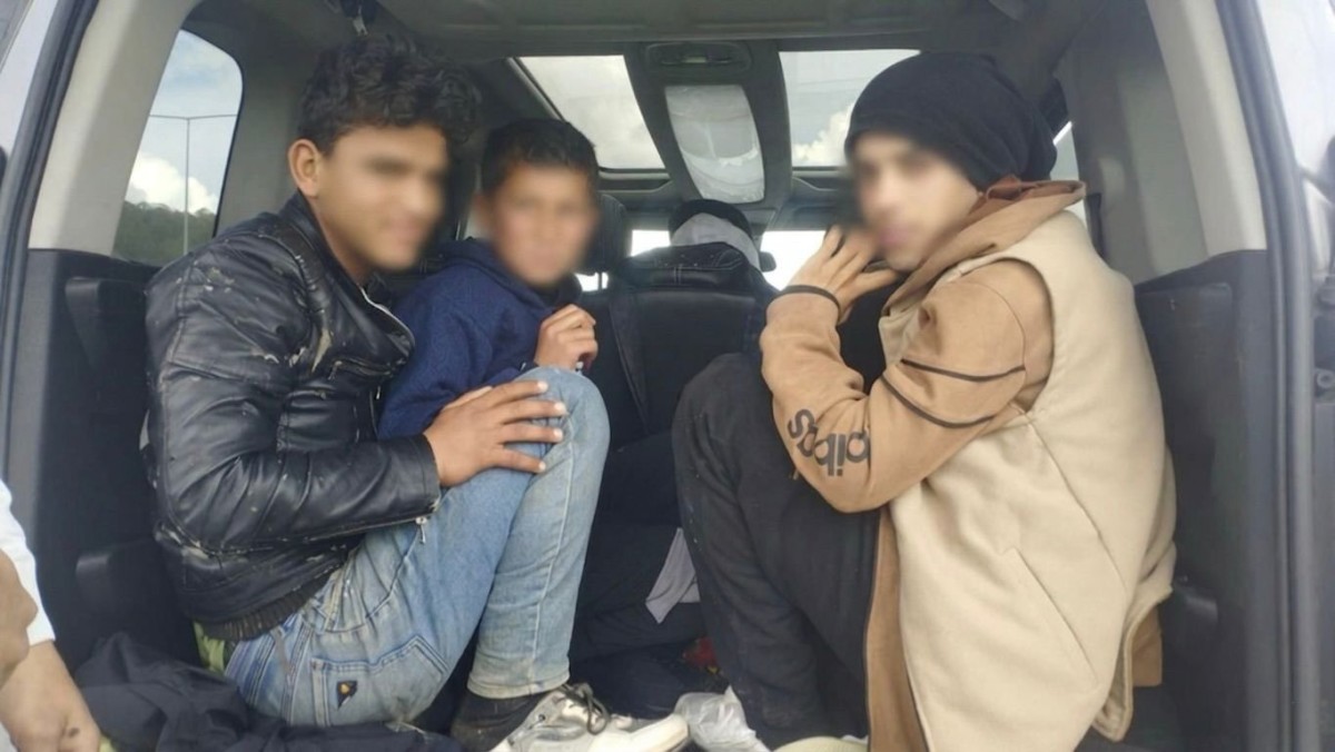 Otoban gişelerinde durdurulan araçta 9 düzensiz göçmen yakalandı