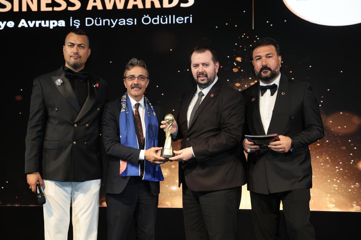 BAŞKAN ŞENOL DİNÇ’E HİZMET BAŞARI ÖDÜLÜ