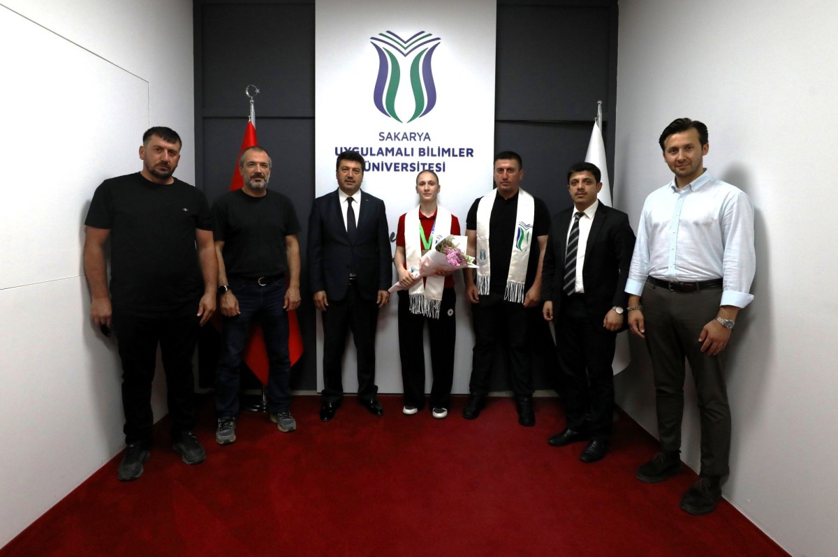 Rektör Sarıbıyık dünya şampiyonunu ağırladı