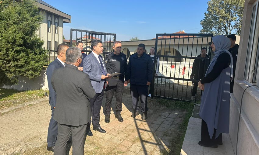 Gökpınar ilçedeki okulları ziyaret ederek incelemelerde bulundu.